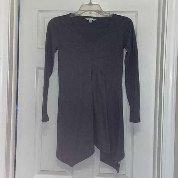 ✨CAbi #250 Gray Shark Bite Tunic Top - Picture 7 of 8